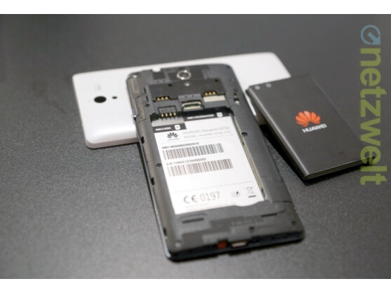 Das Huawei Ascend G700 erlaubt es, zwei SIM-Karten parallel zu betreiben.