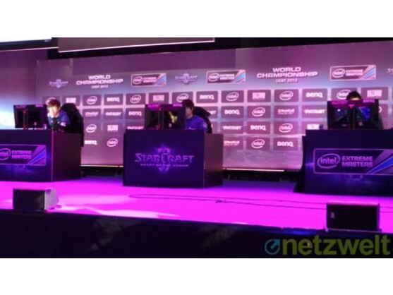 Koreanische Starcraft 2-Profispieler auf der Wettkampfbühne.