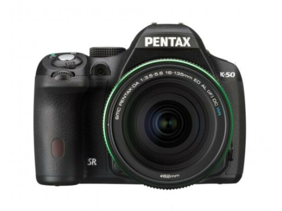 Die neue Pentax K-50 mit das neue DA L 18-55 F3,5-5,6 AL WR. Beide sind gegen Staub und Spritzwasser geschützt.