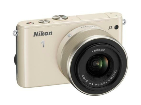 Die Nikon J3 ist laut Hersteller die aktuell kleinste Systemkamera.