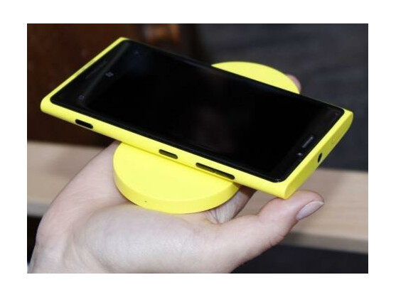 Nokia verschenkt kabellose Ladestationen.