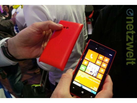 Nutzer können beim Nokia Lumia 720 trotz Unibodydesigns mittels eines Covers drahtloses Laden nachrüsten.