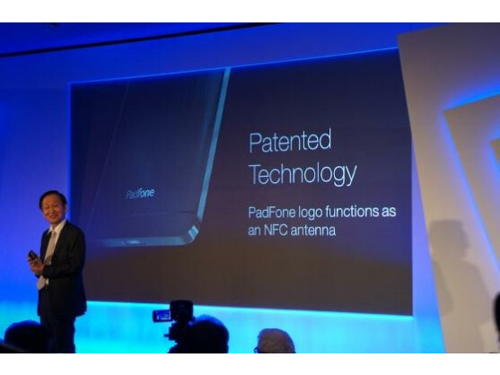 Beim PadFone ist der NFC-Chip in das Herstellerlogo integriert.
