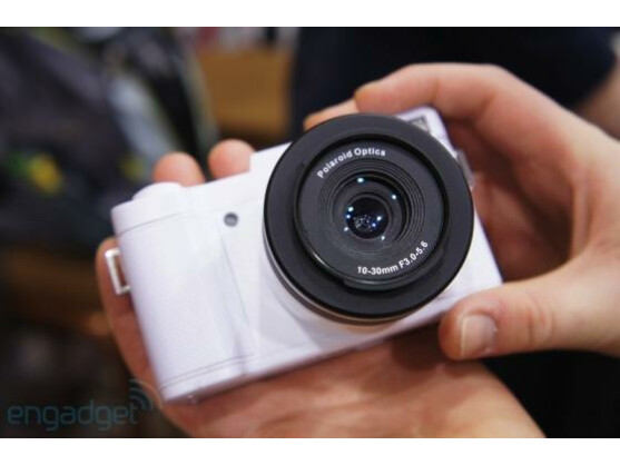Polaroid hat auf der CES eine spiegellose Systemkamera mit Android präsentiert.