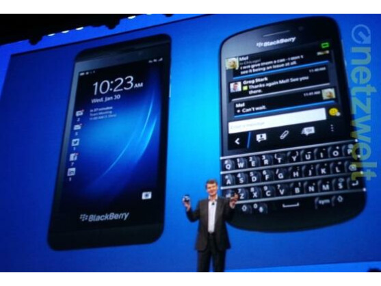 BlackBerry-Chef Thorsten Heins präsentiert das Z10 (links) und das Q10.