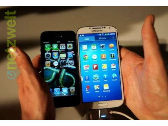 Das Samsung Galaxy S4 lässt sich auf Grund des großen Displays kaum mit einer Hand bedienen. Beim iPhone 5 ist dies gerade noch möglich.