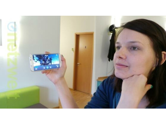Schaut der Nutzer anstatt aufs Display zur Seite, kann er die Videowiedergabe anhalten.