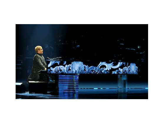 Elton John spielt gleichzeitig in mehreren Städten live.