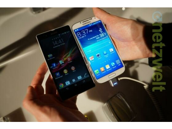 Das Sony Xperia Z (links) ist dem Samsung Galaxy S4 im ersten Vergleich knapp unterlegen.