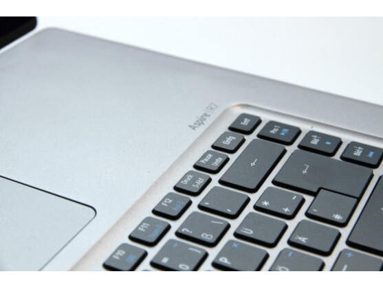 Das Trackpad sitzt bei diesem Convertible oberhalb der Tastatur. Daran gewöhnt man sich schnell. Die fehlende Handballenauflage schmerzt im wahrsten Wortsinn länger.
