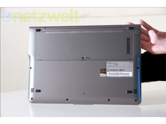 Die verbaute SSD ist mit einer Kapazität von 128 Gigabyte sehr knapp bemessen, lässt sich aber nach Lösen einer Schraube auf der Gehäuserückseite bei Bedarf auswechseln.