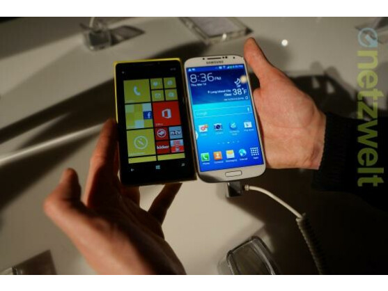 Zwei Welten treffen aufeinander: Das Nokia Lumia 920 mit Windows Phone 8 (links) und das Samsung Galaxy S4 mit Android 4.2 (rechts).