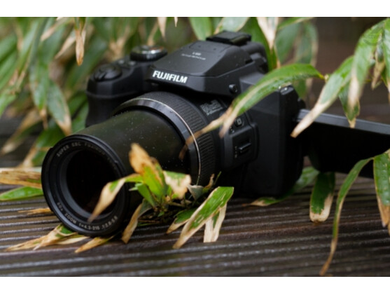 All-inclusive: Bridgekameras sind so groß und schwer wie DSLR- oder Systemkameras und mit großen Zoomobjektiven ausgestattet. Bei einer Bridgekamera kann das Objektiv nicht abgenommen werden.
