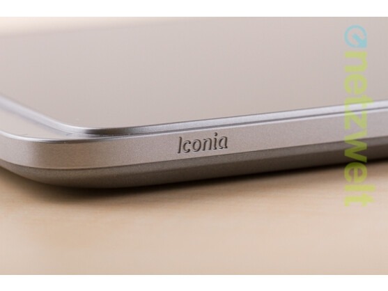 Das Acer Iconia W4 täuscht ein Aluminiumgehäuse vor, es handelt sich aber um gut gemachten Kunststoff. Dafür bietet die Mulde dem Daumen einen sicheren Halt.