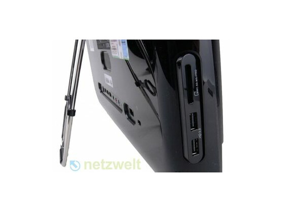 Beim Eee Top bringt Asus zwei USB-Anschlüsse und ein Kartenlesegerät an der linken Seite an. Vier weitere USB-Anschlüsse sowie Audio-Schnittstellen befinden sich an der Rückseite.