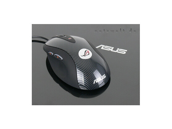 Selbst die mitgelieferte Gamer-Maus erstrahlt in Kohlefaser-Optik.