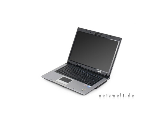 Nur 2,6 Kilogramm wiegt das günstige Notebook.