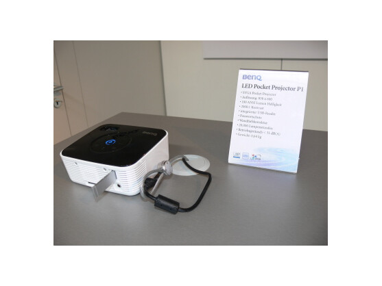 Der Mini-Beamer P1 am BenQ-Messestand auf der CeBIT: Bis zu 20.000 Stunden Lampenlebensdauer