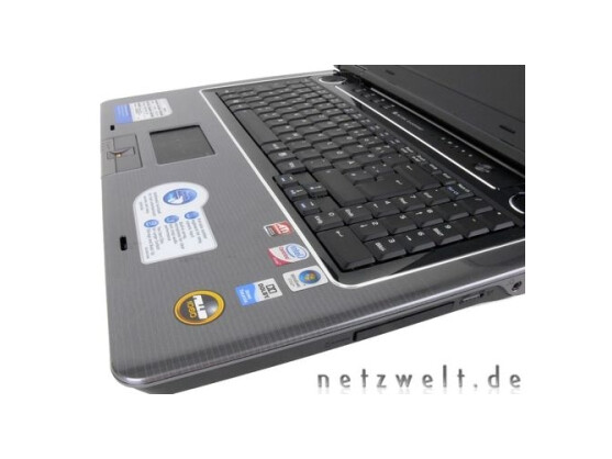 Notebook von Acer mit Handauflage in Carbon-Optik.