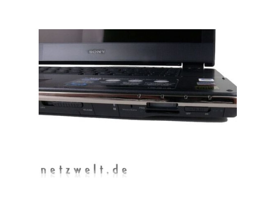 Mangelhaft: Der Befestigungsmechanismus beim Sony-Notebook (links im Bild).