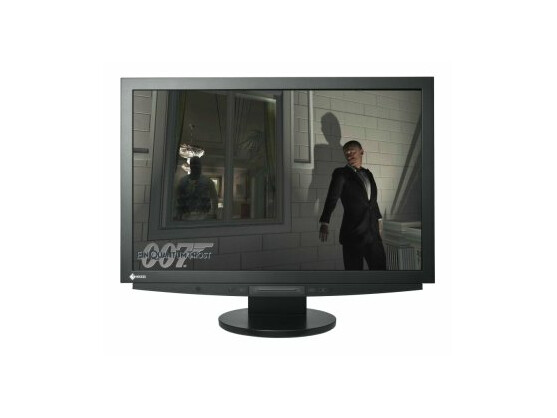 Auf dem H2442W von Eizo kann man sowohl James Bond im Film bewundern als auch im Computerspiel selbst in die Rolle des Agenten ihrer Majestität schlüpfen.
