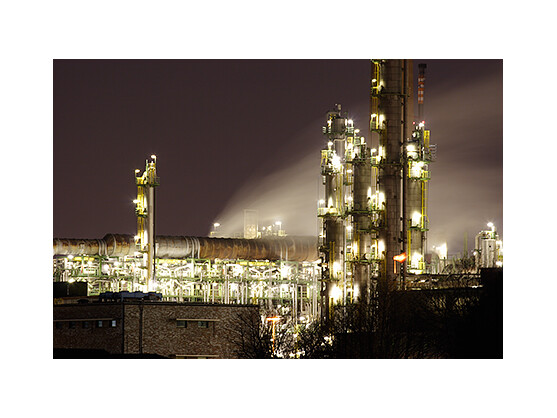 Industrieanlagen belohnen weite Anfahrten mit tollen Aufnahmen. Leider riecht es dort manchmal nicht so gut. Das ist aber der Preis für Bilder von den Anlagen. Vorher erkundigen, ob Fotografieren erlaubt ist. Das Bild entstand mit 200 Millimetern (etwa 8-fach optischem Zoom) Brennweite und drei Sekunden Belichtungszeit.