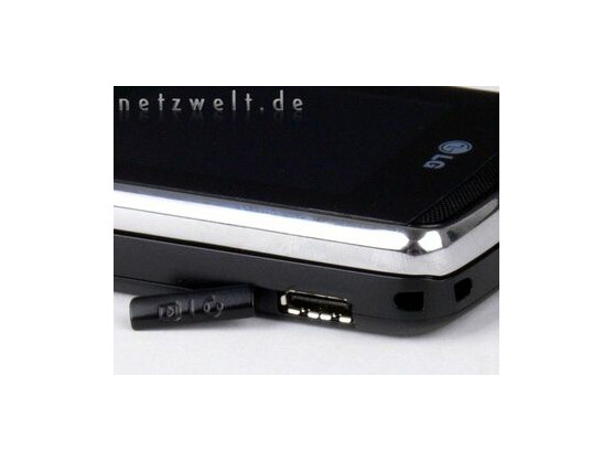 Alternative Kopfhörer lassen sich zwar nicht direkt an das Handy, aber über ein Adapterstück anschließen.