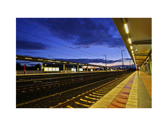 Der Blick führt in die Tiefe, das Motiv Bahnhof fördert das Fernweh. Die Lichtstimmung lässt den Betrachter träumen und der Himmel bezaubert. Ein Standardmotiv gut in Szene zu setzen, stellt auch Anforderungen an die Bildgestaltung. Kreatives Experimentieren ist der Schlüssel. Hier wurde drei Sekunden belichtet.