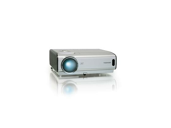 Strahlemann: Die neuen Toshiba-Beamer sind bis zu 4000 ANSI Lumen hell.