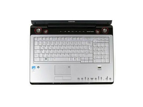 Arbeitsplatz für Zocker: Diese Tastatur eignet sich aber auch für Schreibarbeit.