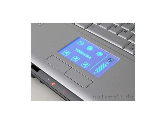 Doppelt belegt: Das beleuchtete Touchpad ist ein guter Mausersatz.