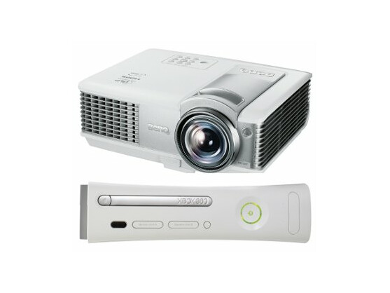 Den Beamer MP512ST von BenQ und die Xbox 360 von Microsoft gibt es im Paket zu Weihnachten für 629 Euro.