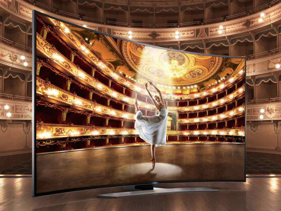 Gekrümmte Displays bei Fernseher sollen für mehr Tiefenwirkung sorgen. Der HU8590 von Samsung besitzt eine Bildschirmdiagonale von 65 Zoll und kostet 4.500 Euro (UVP).