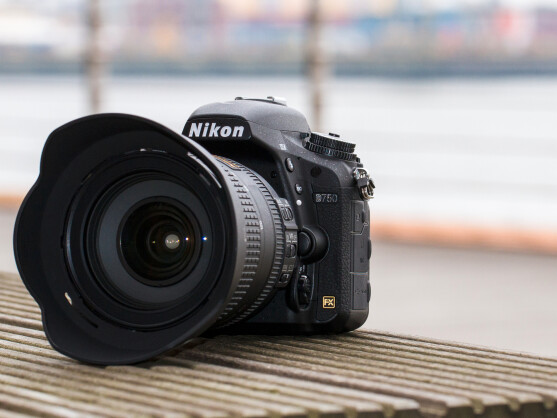 Die Nikon D750 ist eine Spiegelreflexkamera, die wie alle Modelle ihrer Klasse professionelles Fotografieren ermöglicht.