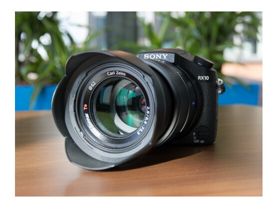 Bridgekameras wie die Sony Cyber-shot RX10 sind ein Mix aus Kompakt- und Spiegelreflexkameras.