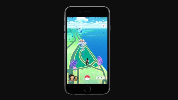 Blaue Pokéball-Symbole kennzeichnen PokéStops in eurer Nähe. Blaue Würfel zeigen Solche, die in einiger Entfernung auf euch warten. Nach der Benutzung verfärben sich die Markierungen lila.