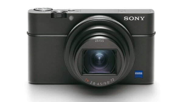 Neben zweier Logos von Zeiss und Sony ist die Optik der neuen RX100 VI sehr schlicht gehalten.