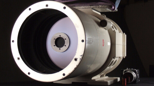 Auf eBay wurde dieses Objektiv verkauft. Das 82 Kilogramm schwere Teleobjektiv stammt aus dem Bestand der NASA.