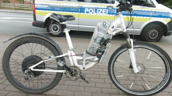 At first glance, it doesn't seem to be really safe: a self-built electric bike stopped by police at Delmenhorst at  the end of 2019. Usually, the tuning is less noticeable.
