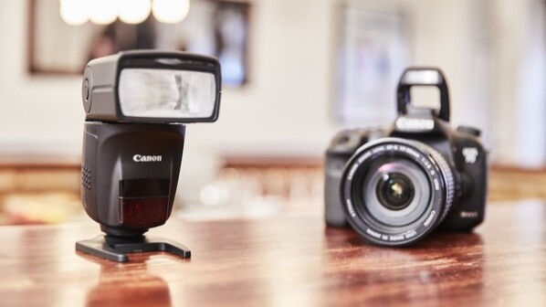 Die neuen Canon-Kameras und der neue Blitz sollen das Fotografieren erleichtern.