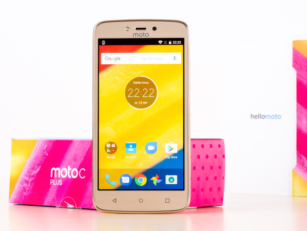 Das Moto C Plus in gold von vorne