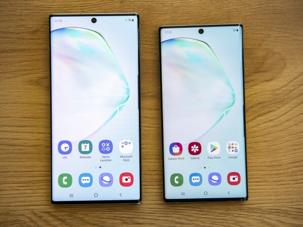 Samsung Galaxy Note 10 and Galaxy Note 10+ are placed side by side.