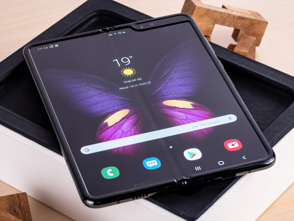 The first Galaxy Fold has a larger camera notch in the upper area of ​​the display.
