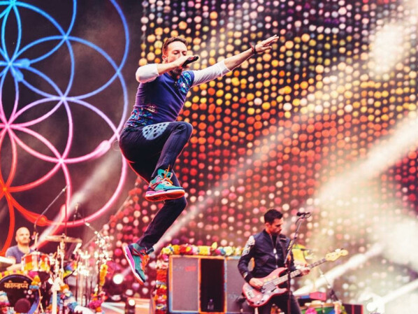 Coldplay and Co. perform group concert before big tour starts again