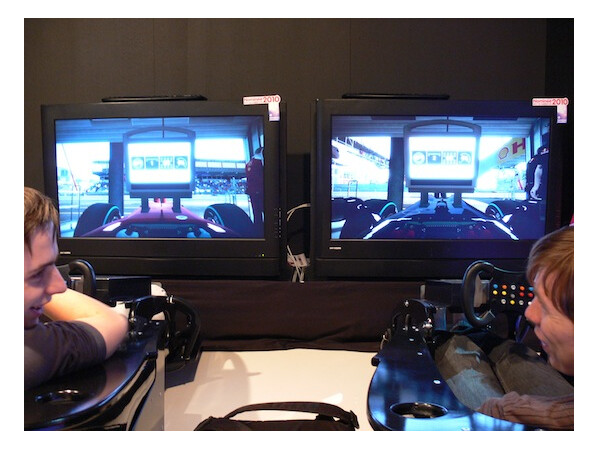 F1 2010 auf der Gamescom 2010: Besucher konnten den Titel in standesgemäßer Sitzposition anspielen.