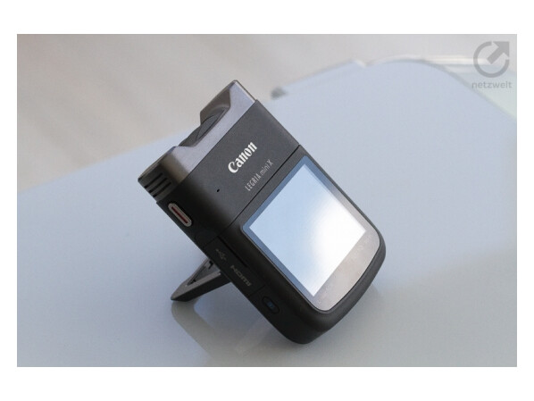 Der Legria mini X ist klein, aber leistungsstark. Dank ungewöhnlicher Bauform samt Klapp-Display eignet sich der Camcorder gerade für Selbstaufnahmen oder Interviews.