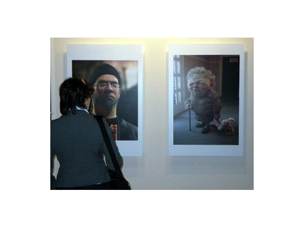 Eine Besucherin in der Ausstellung "Digial Beautys"