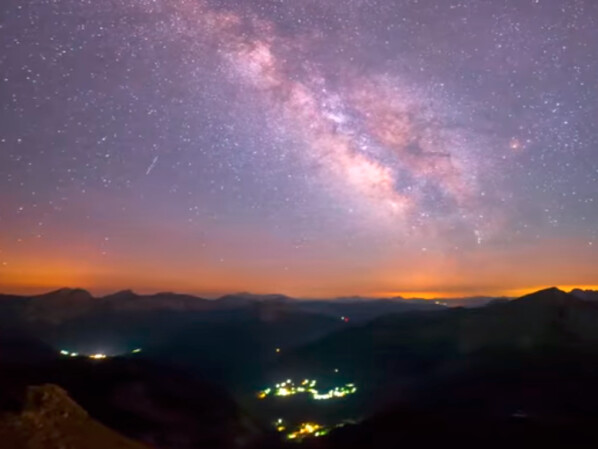 Unsere Galaxie: Ein Zeitraffer-Video der Milchstraße verdeutlicht, das auch die Menschen nur auf einer kleinen Kugel sitzen, von der es scheinbar unendlich viele in unserer Galaxie gibt.