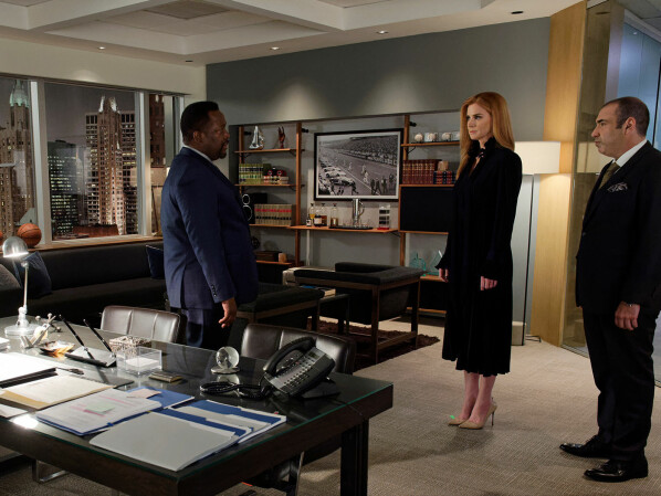 Suits - Staffel 8: Im Midseason-Finale kämpfen Sam und Alex um den Titel des Namenspartners.