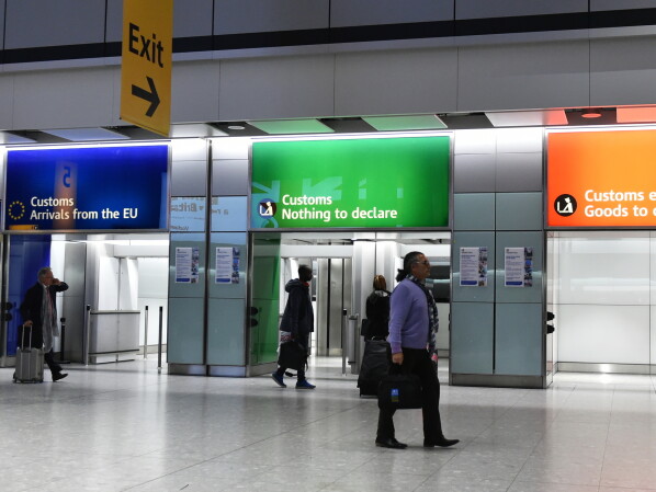 Zollkontrolle am Flughafen London/Heathrow.